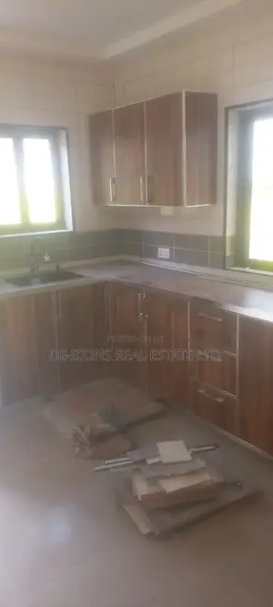 3bdrm Duplex in De-Icons Real Estate, Awutu Senya East Municipal