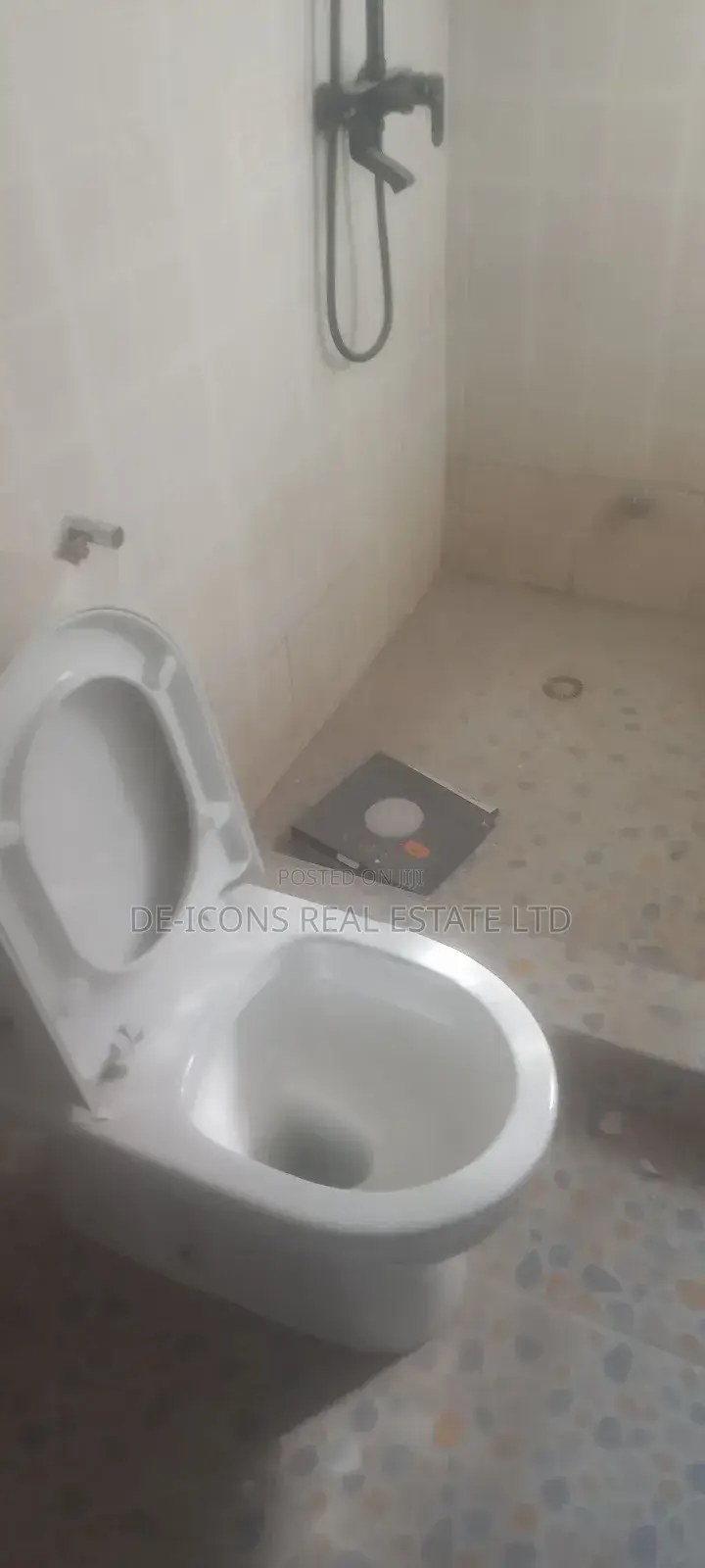 3bdrm Duplex in De-Icons Real Estate, Awutu Senya East Municipal