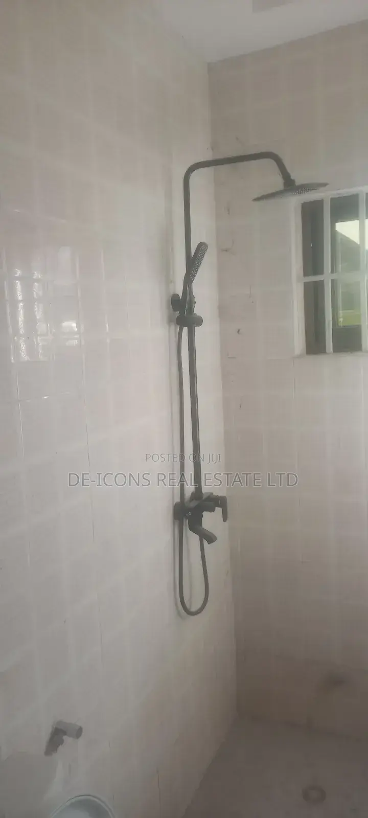 3bdrm Duplex in De-Icons Real Estate, Awutu Senya East Municipal