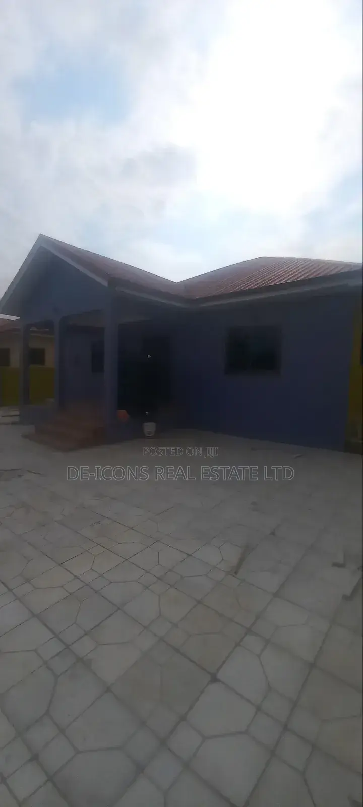 3bdrm Duplex in De-Icons Real Estate, Awutu Senya East Municipal