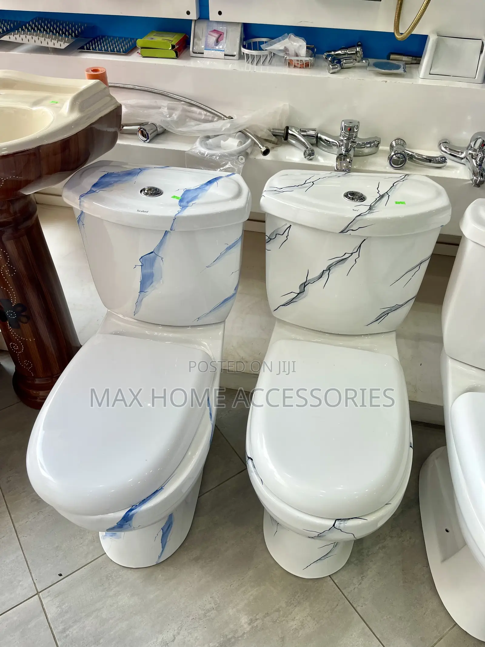 Close Couple WC