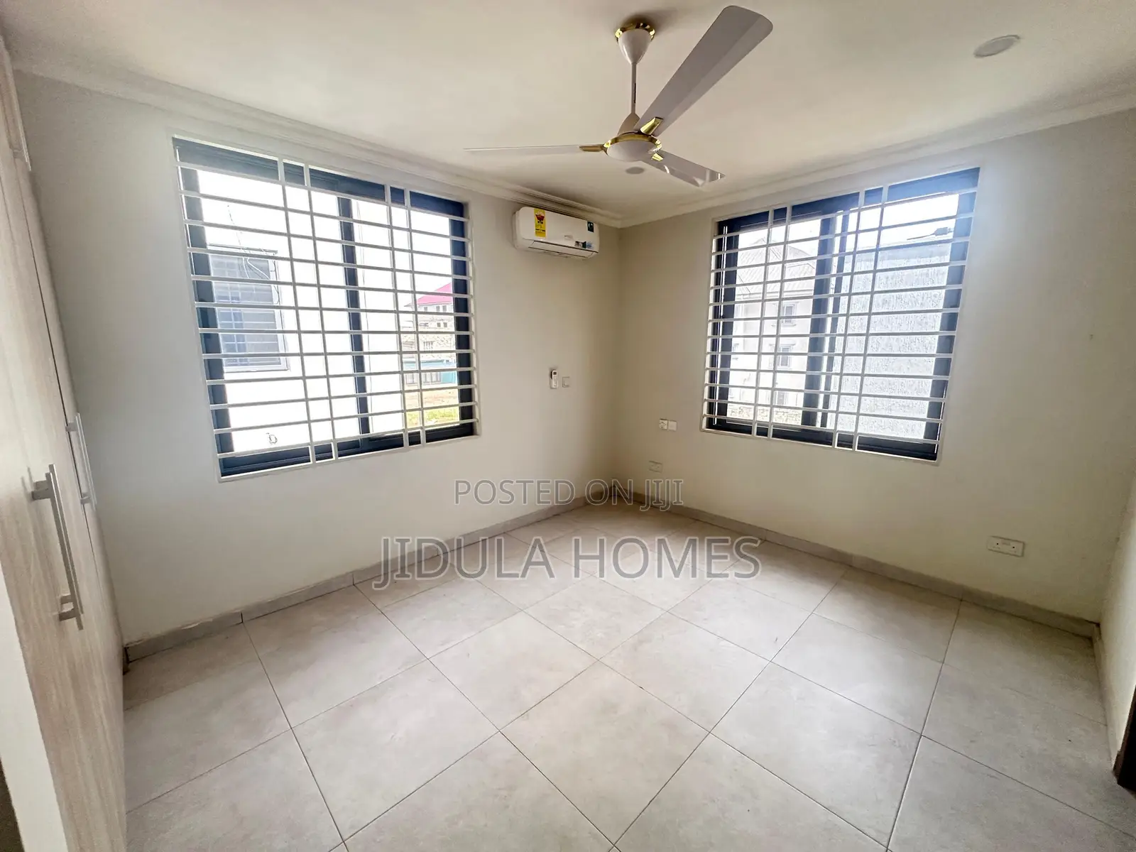 4bdrm Block of Flats in Lakeside Estate, Ashaley Botwe for sale