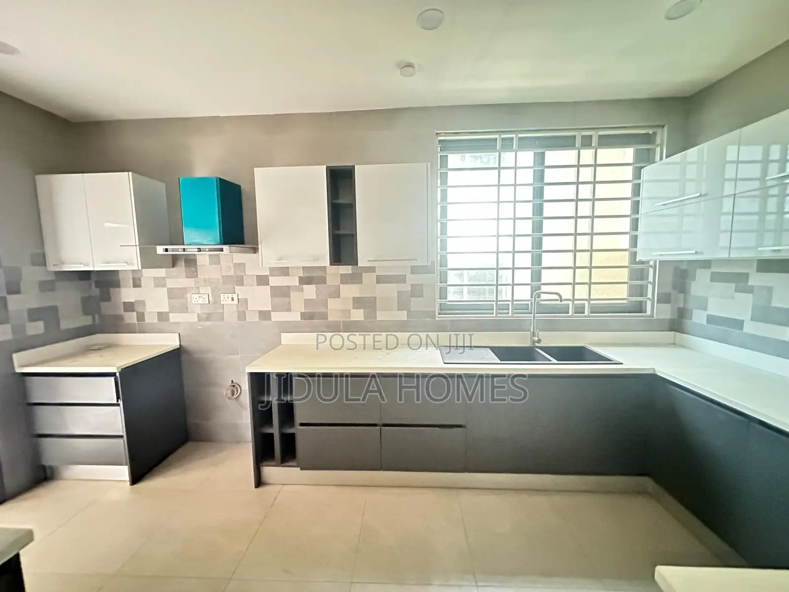 4bdrm Block of Flats in Lakeside Estate, Ashaley Botwe for sale