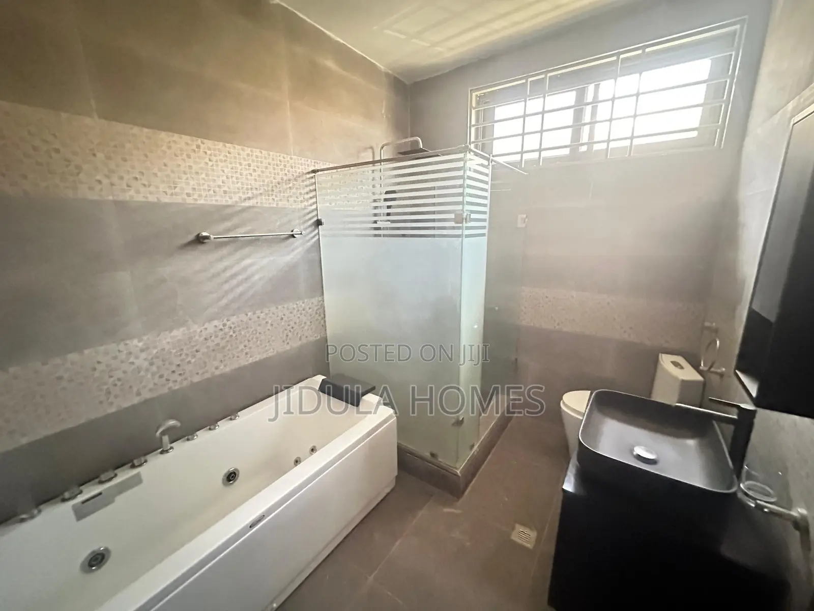 4bdrm Block of Flats in Lakeside Estate, Ashaley Botwe for sale