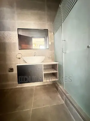 4bdrm Block of Flats in Lakeside Estate, Ashaley Botwe for sale