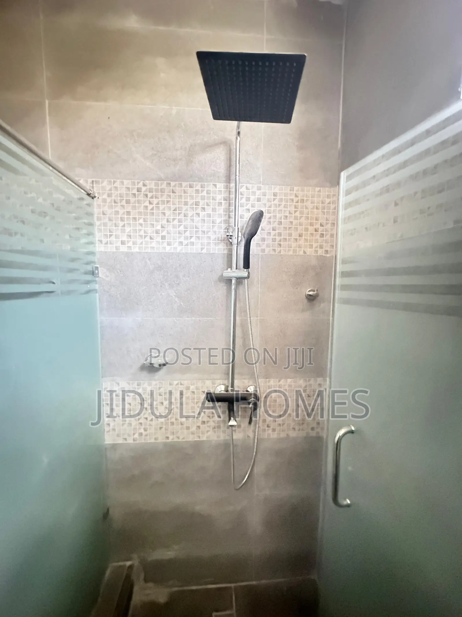 4bdrm Block of Flats in Lakeside Estate, Ashaley Botwe for sale