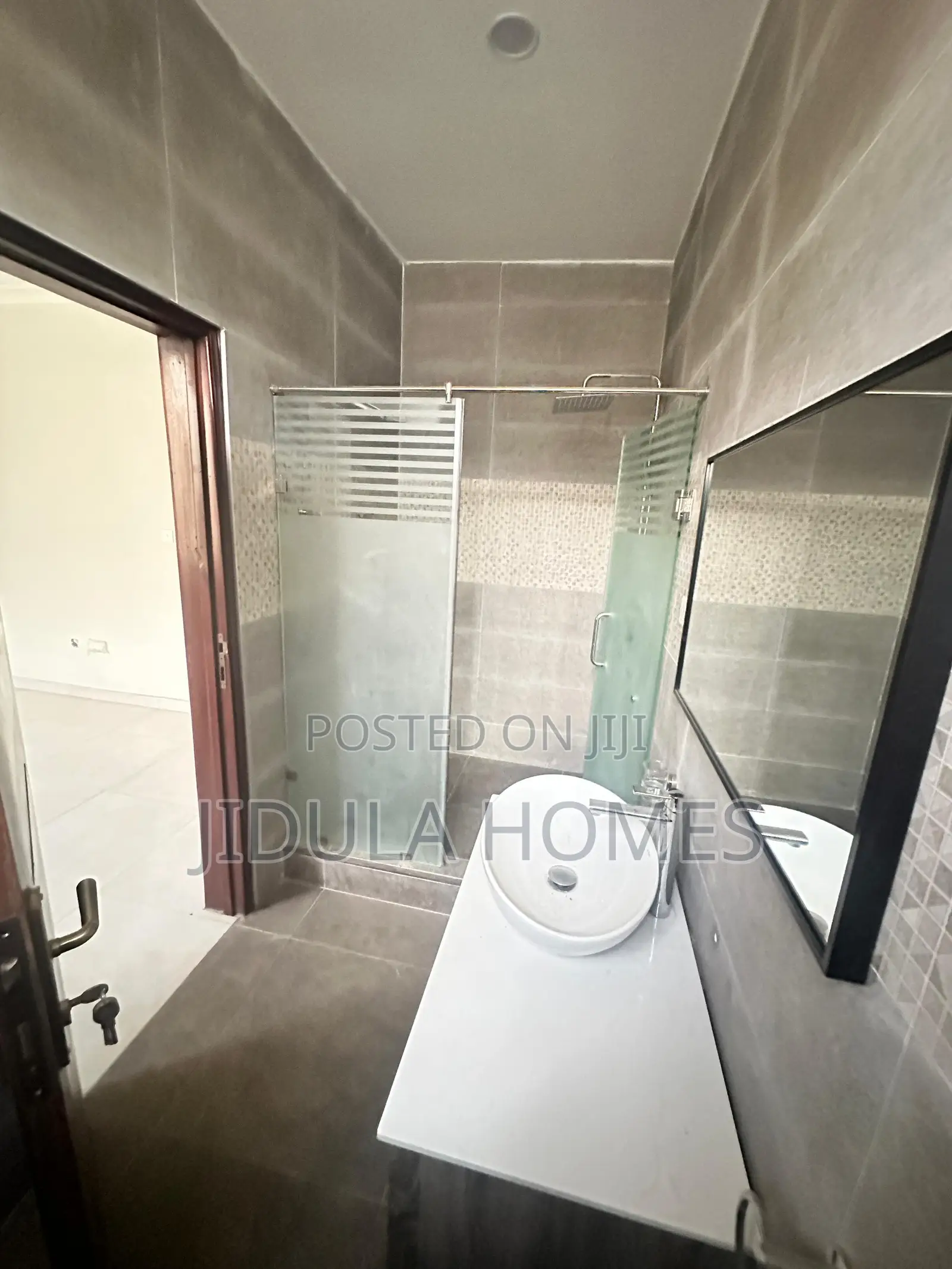4bdrm Block of Flats in Lakeside Estate, Ashaley Botwe for sale