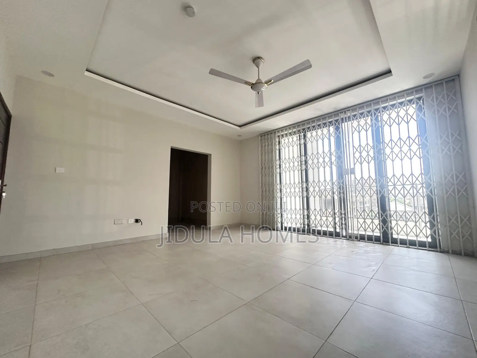 4bdrm Block of Flats in Lakeside Estate, Ashaley Botwe for sale