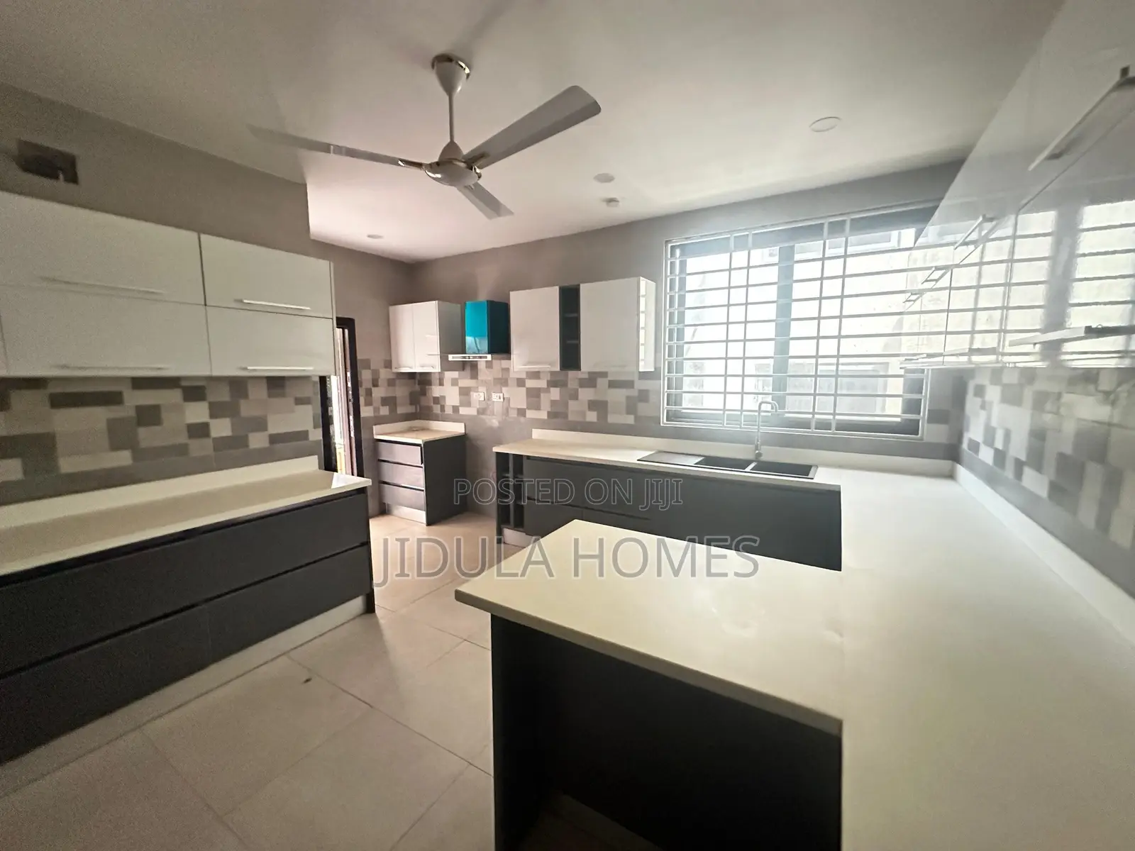 4bdrm Block of Flats in Lakeside Estate, Ashaley Botwe for sale