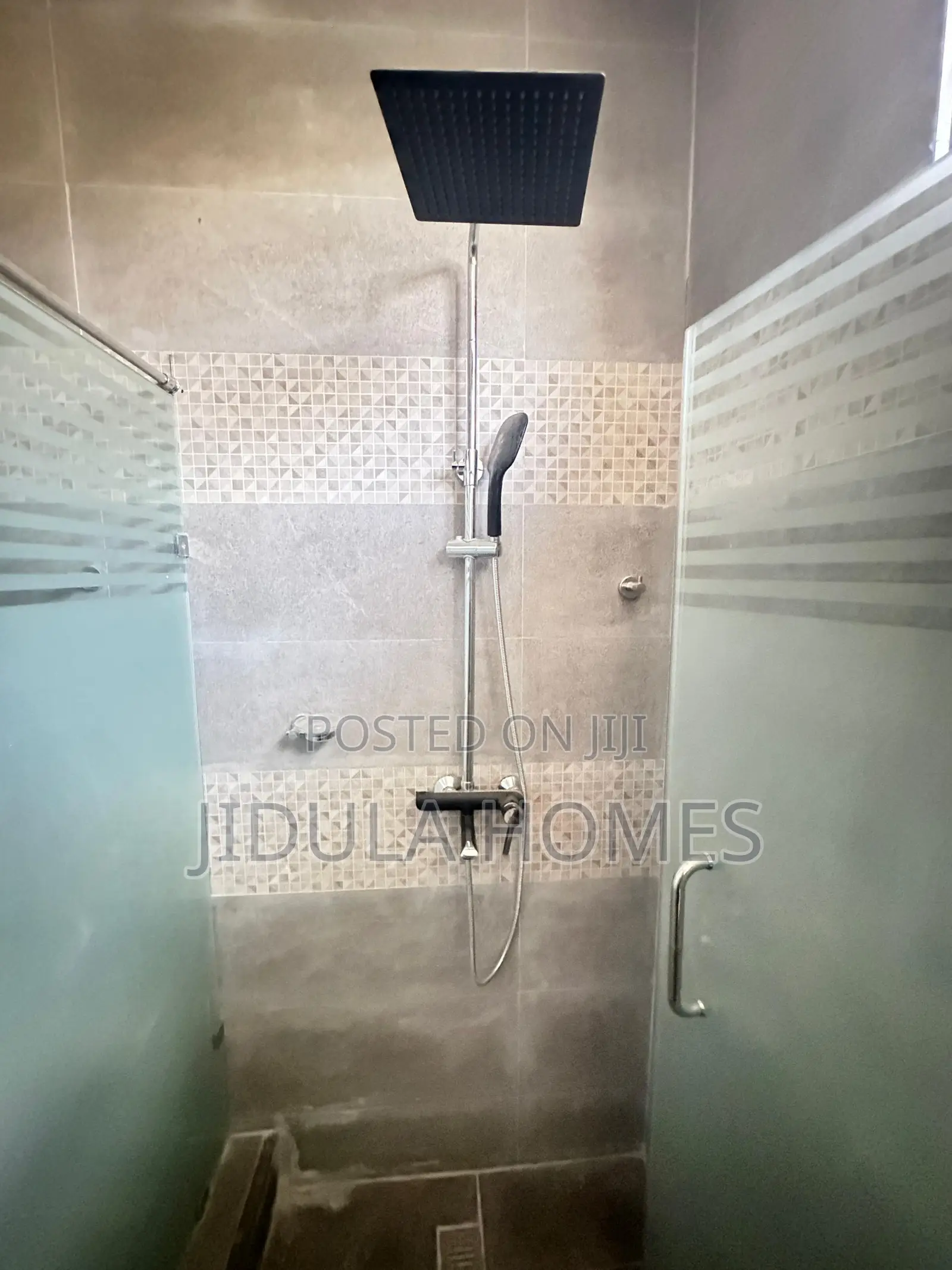 4bdrm Block of Flats in Lakeside Estate, Ashaley Botwe for sale