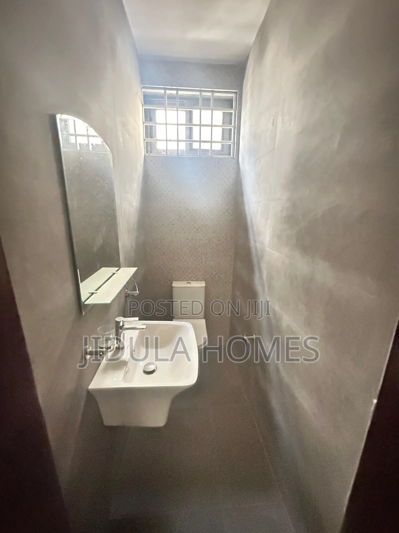 4bdrm Block of Flats in Lakeside Estate, Ashaley Botwe for sale