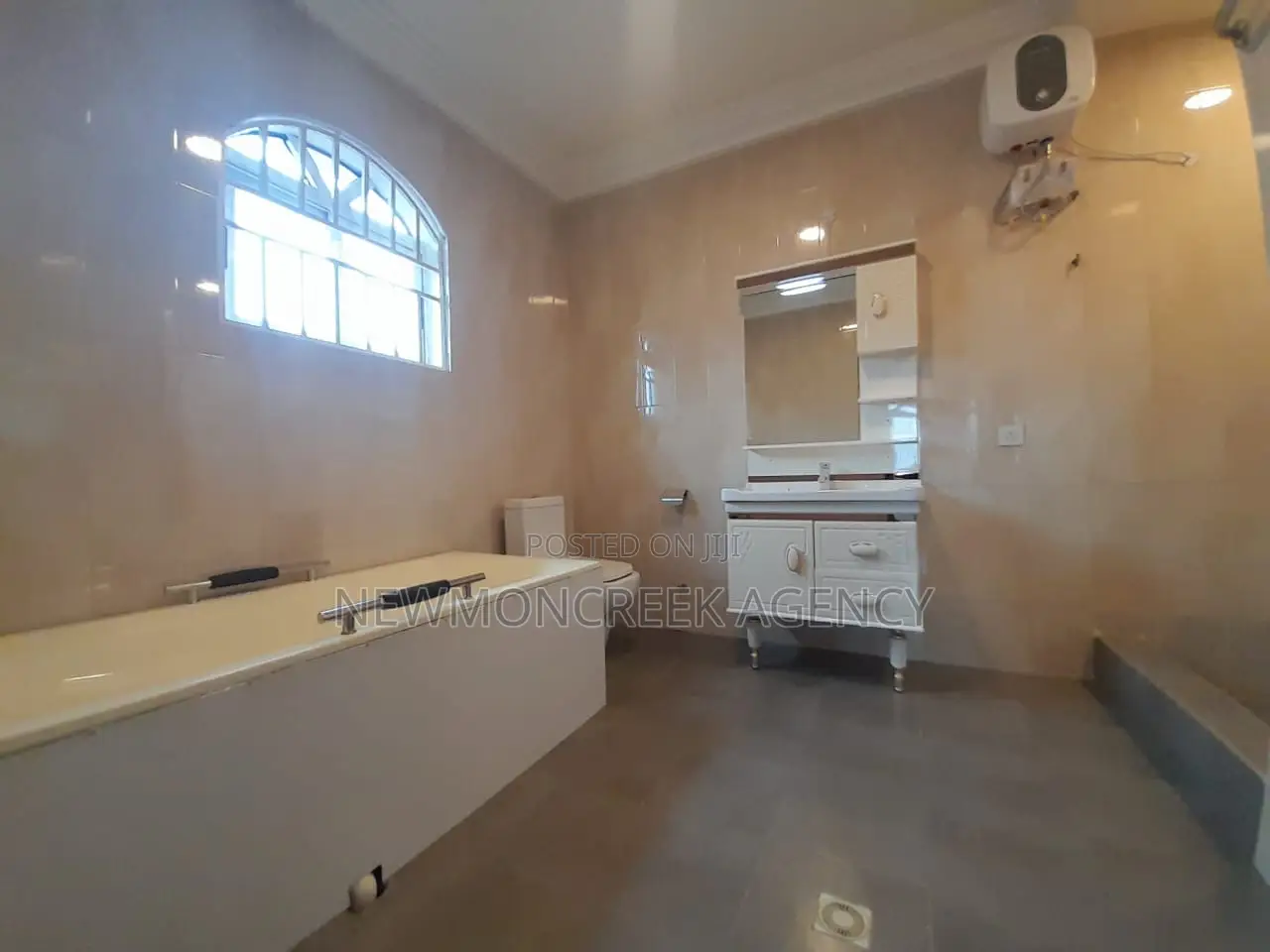 5bdrm Duplex in Lakeside Estates, Accra Metropolitan for sale