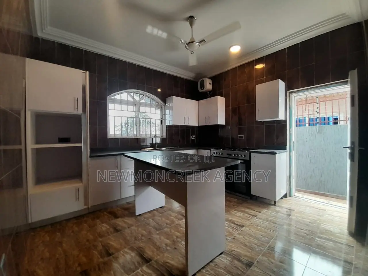 5bdrm Duplex in Lakeside Estates, Accra Metropolitan for sale