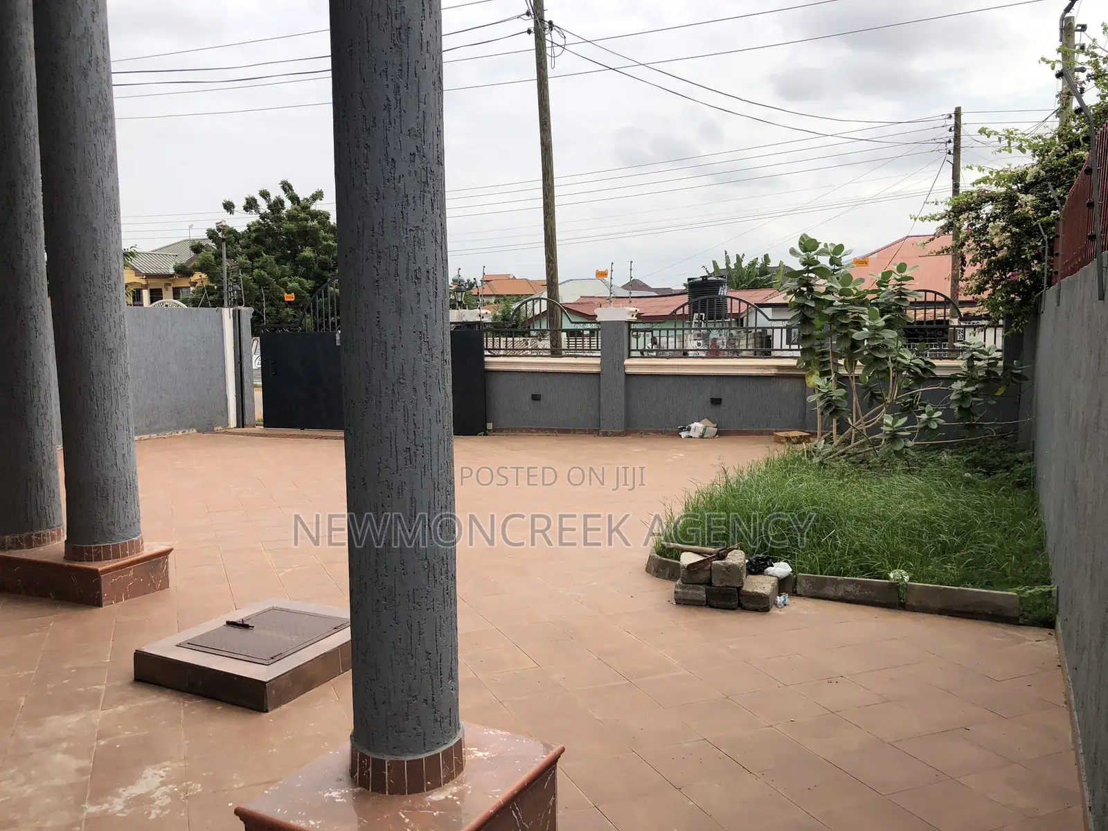 5bdrm Duplex in Lakeside Estates, Accra Metropolitan for sale