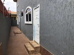 5bdrm Duplex in Lakeside Estates, Accra Metropolitan for sale
