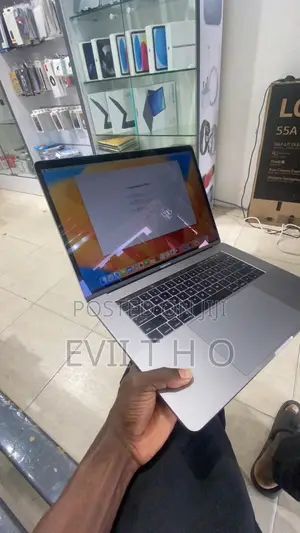 Laptop Apple MacBook Pro 2018 16GB Intel Core i7 SSD 512GB