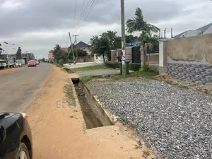 One Plot of Land for Sale by the Roadside at Litelroses
