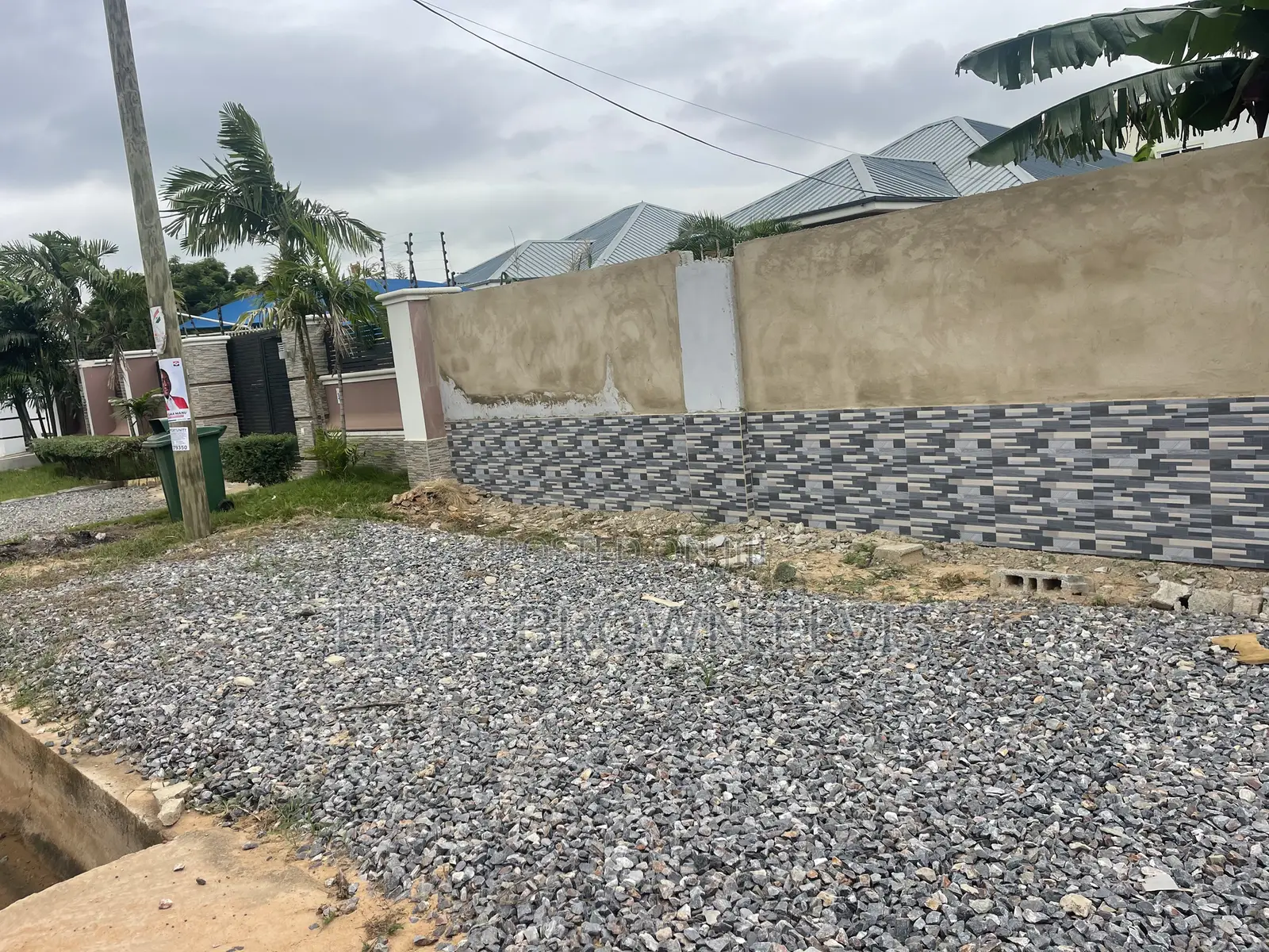 One Plot of Land for Sale by the Roadside at Litelroses