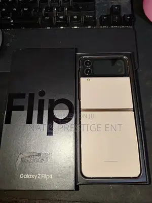 New Samsung Galaxy Z Flip4 128 GB Gold
