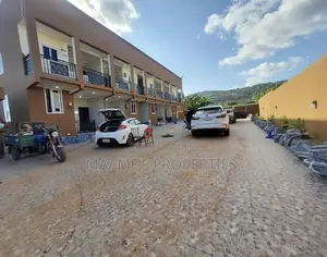 8bdrm Apartment in Oyarifa for sale