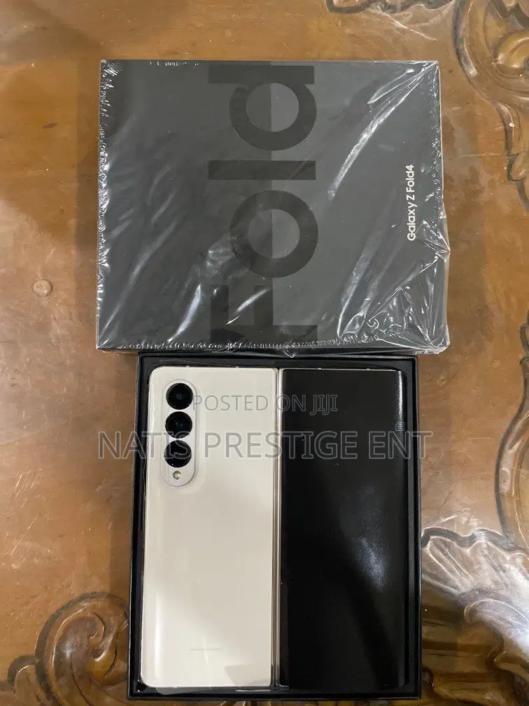 New Samsung Galaxy Z Fold4 256 GB Gold