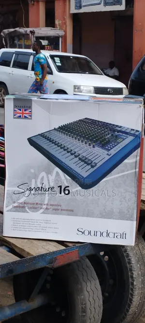 Soundcraft Signature 16 Analog Mixer