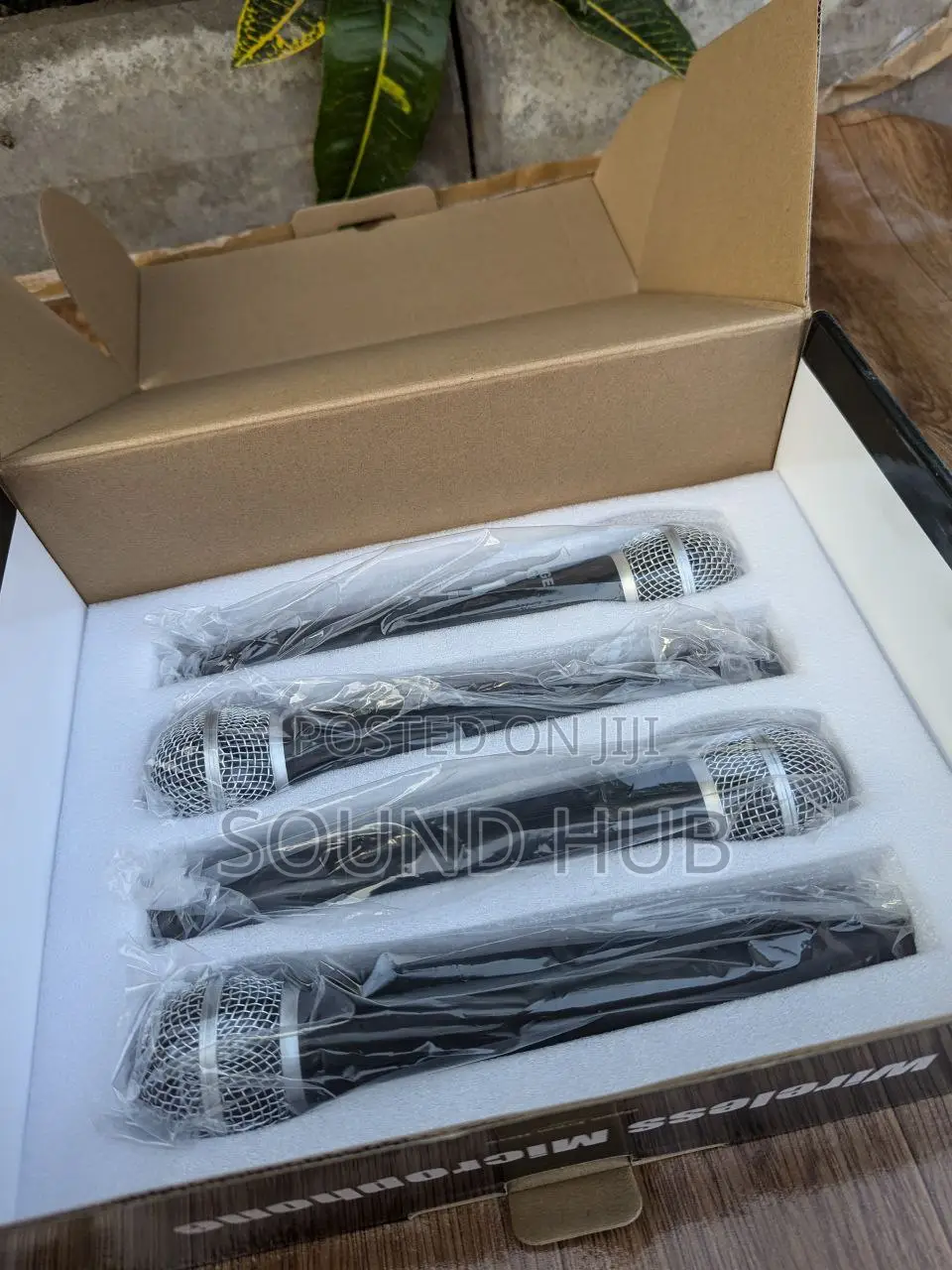 Bomge 4 Channel Professional Wireless Microphone System