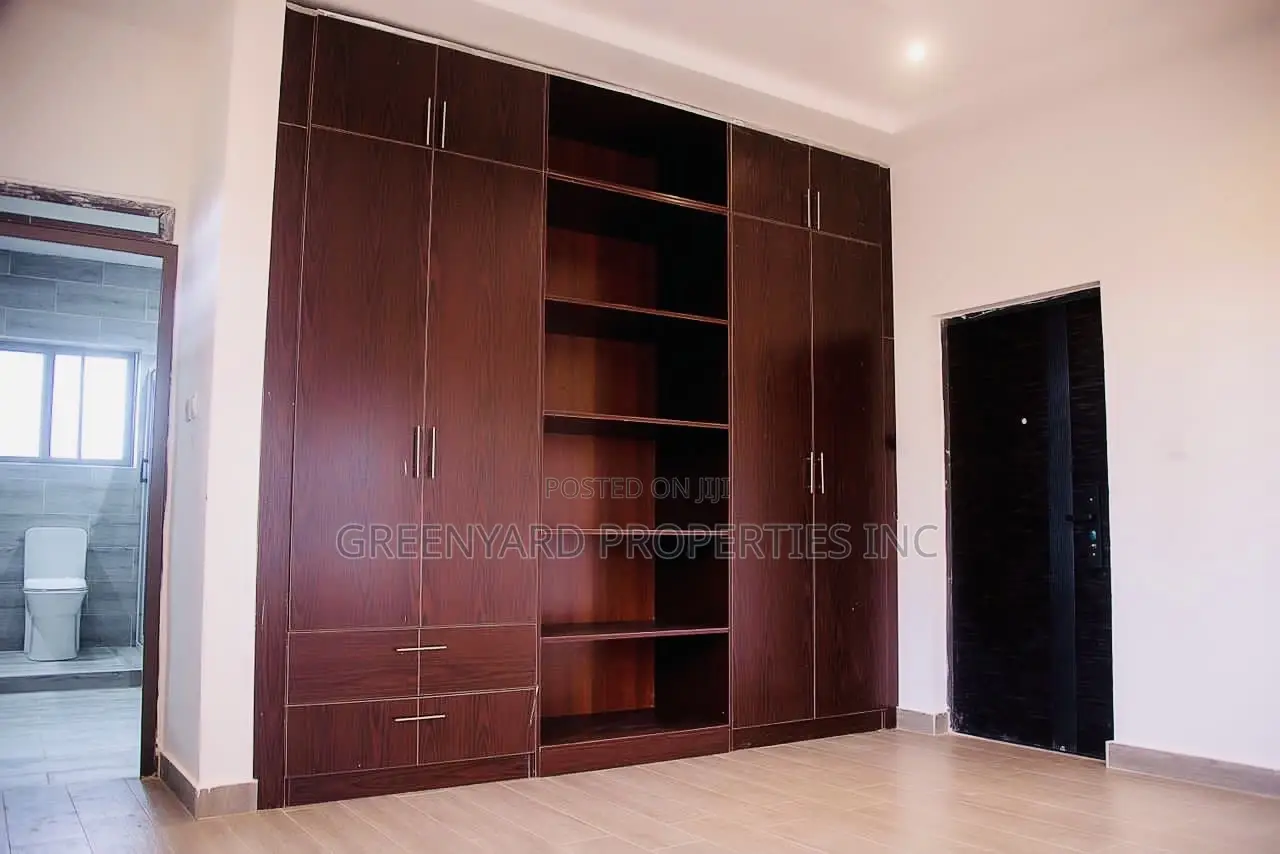 4bdrm Duplex in Oyarifa for sale