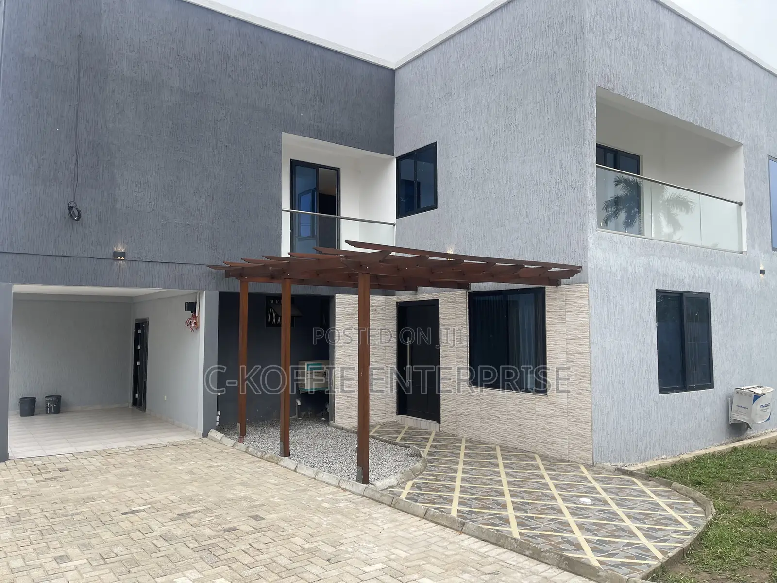 7bdrm Mansion in Labone for rent