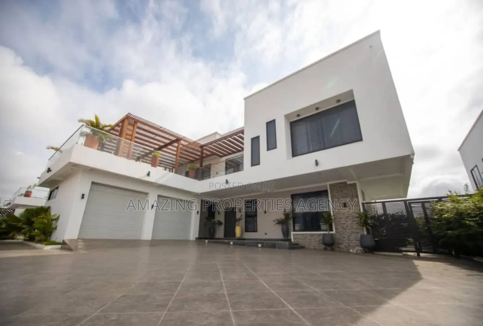 5bdrm House in Sakumono for sale