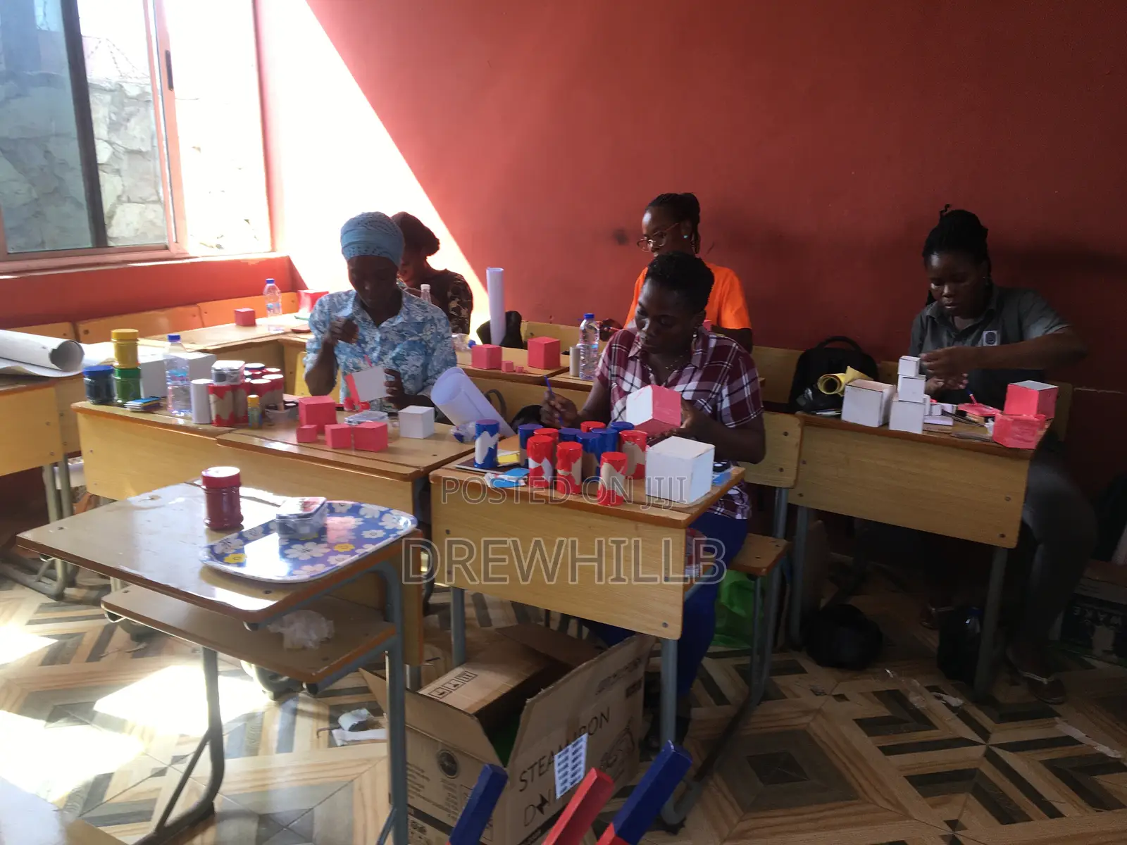 Montessori, Cambridge and Jolly Phonics Course
