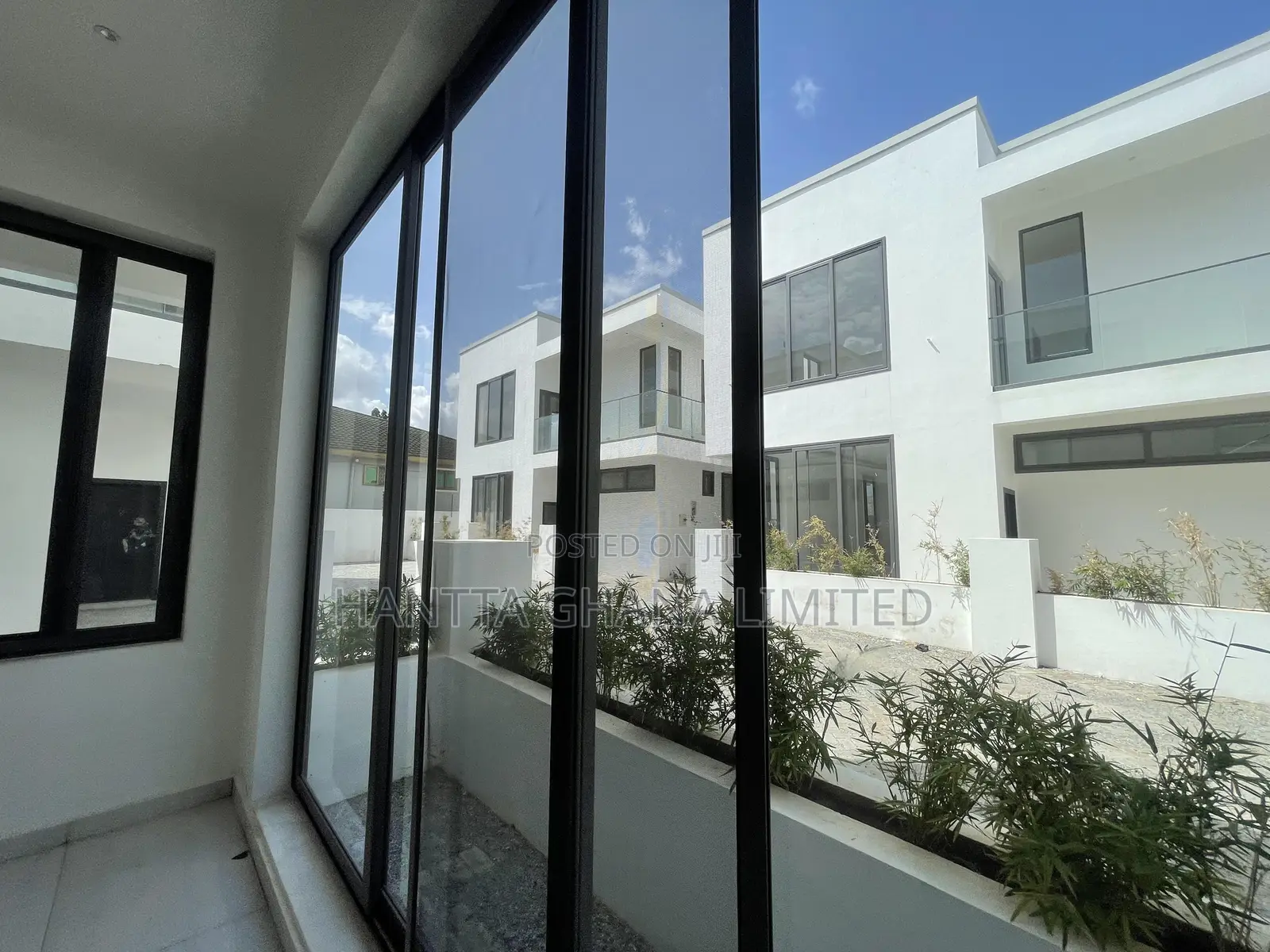 4bdrm Townhouse / Terrace in Adjiriganor, Ability for rent