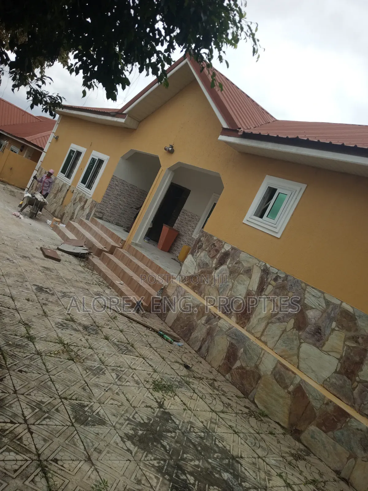 3bdrm House in Self Compound, Oyarifa for rent