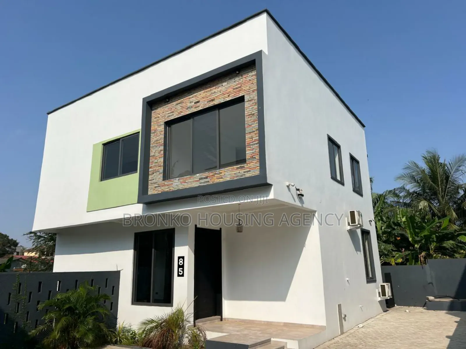 3bdrm Townhouse / Terrace in Bronko Housing, North Legon for rent