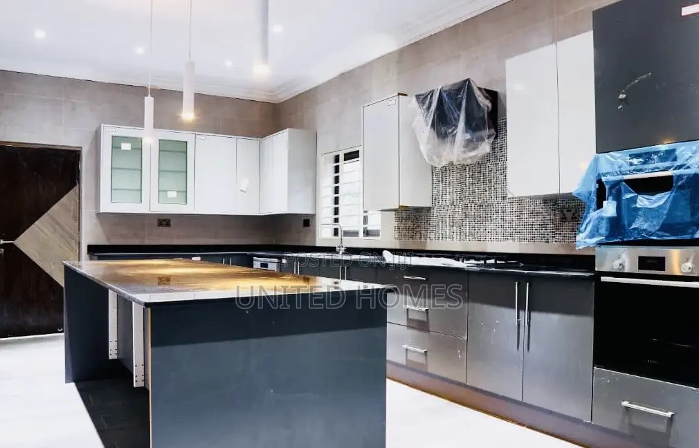 Furnished 11bdrm Mansion in Cantonments for sale
