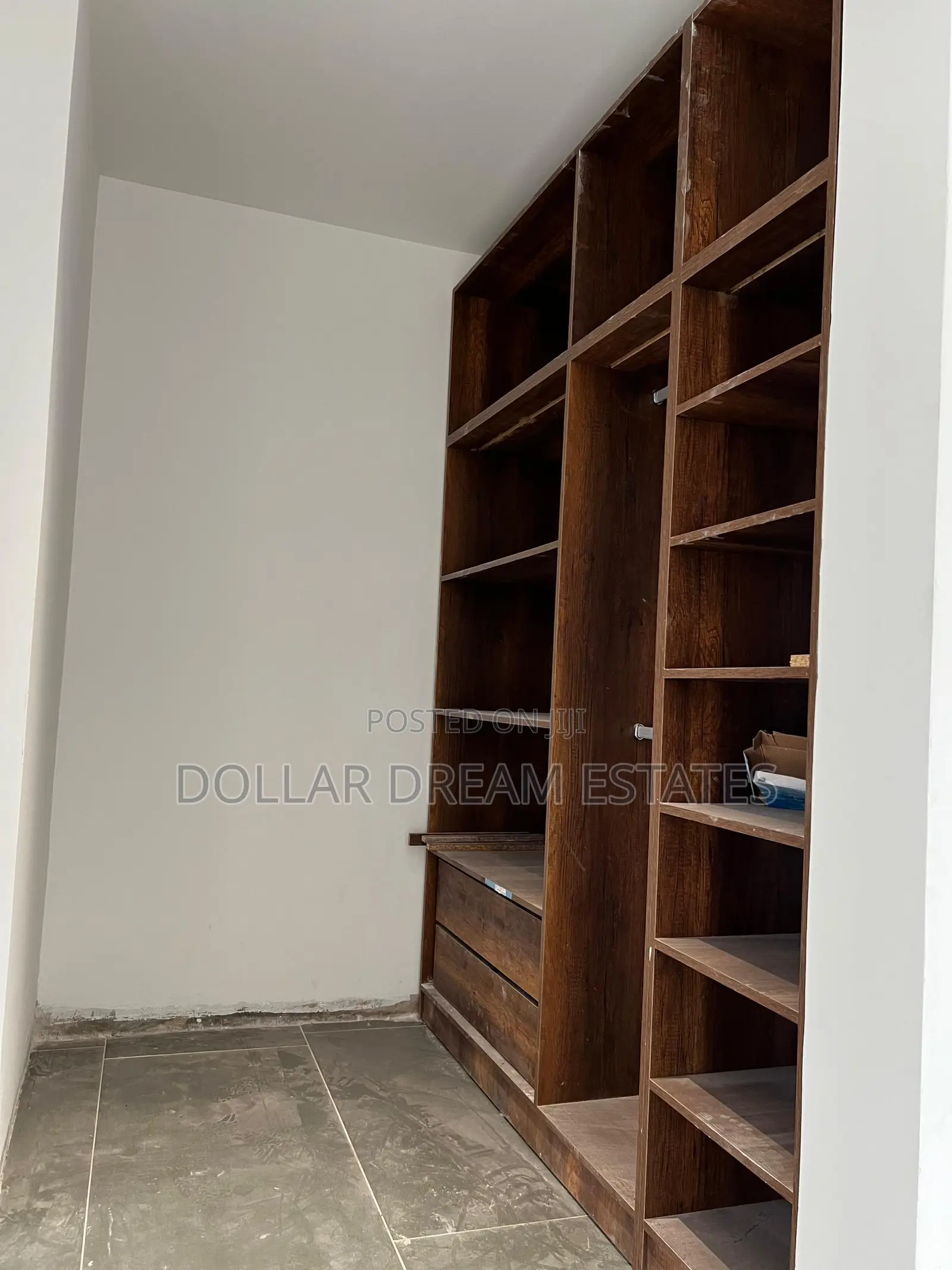 5bdrm Mansion in East Legon for sale