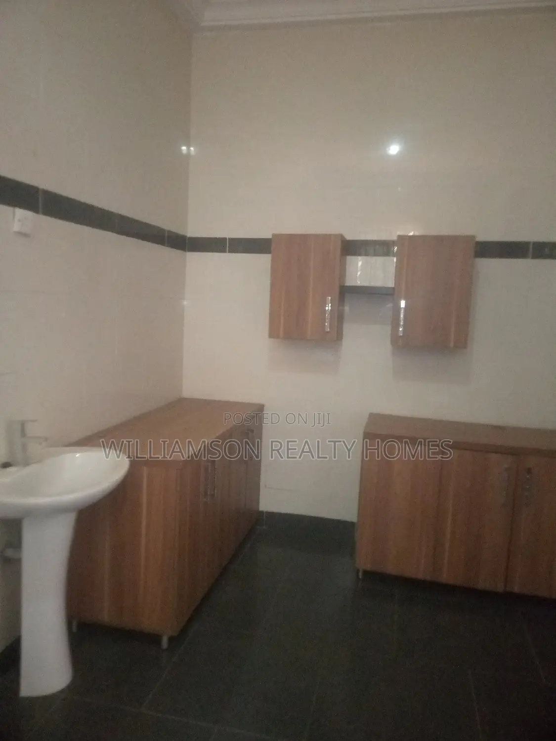 3bdrm House in Baatsonaa Total Area, Spintex for rent