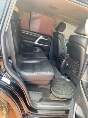 Rent a Car - Toyota Landcruiser V8
