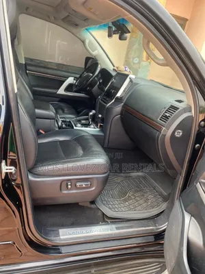 Rent a Car - Toyota Landcruiser V8