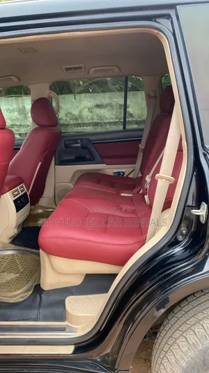 Rent a Car - Toyota Landcruiser V8