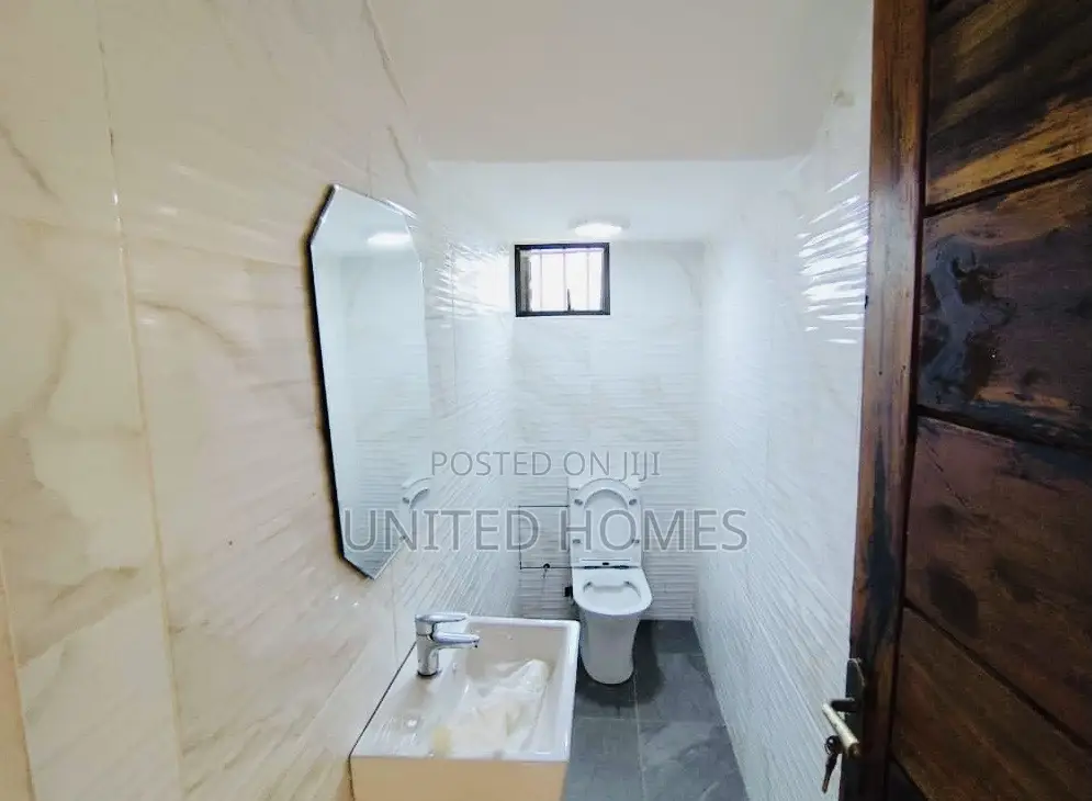 5bdrm House in East Legon for sale
