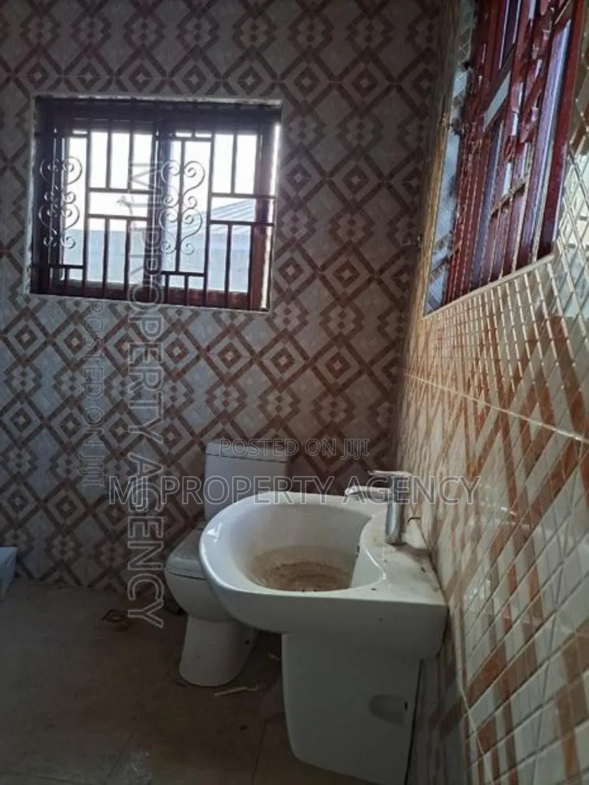 5bdrm House in Dawhenya, Tema Metropolitan for sale