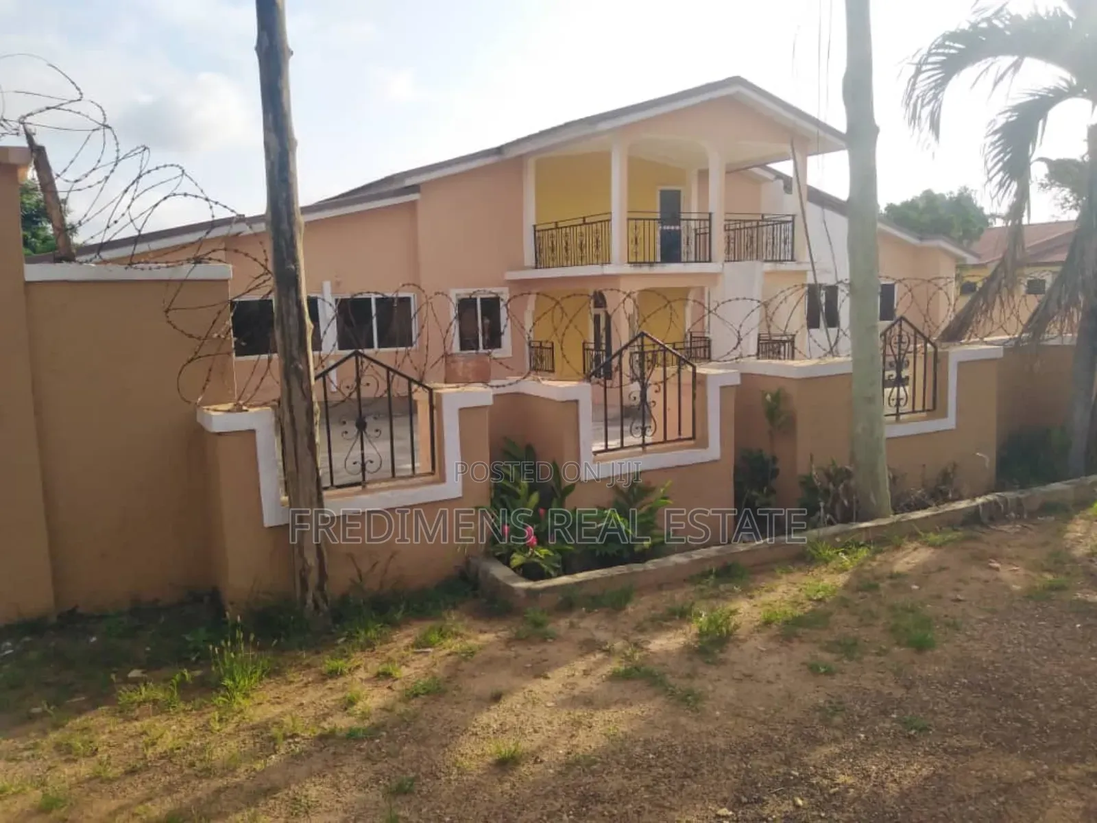 8bdrm House in Fredimens Real, Kumasi Metropolitan for sale