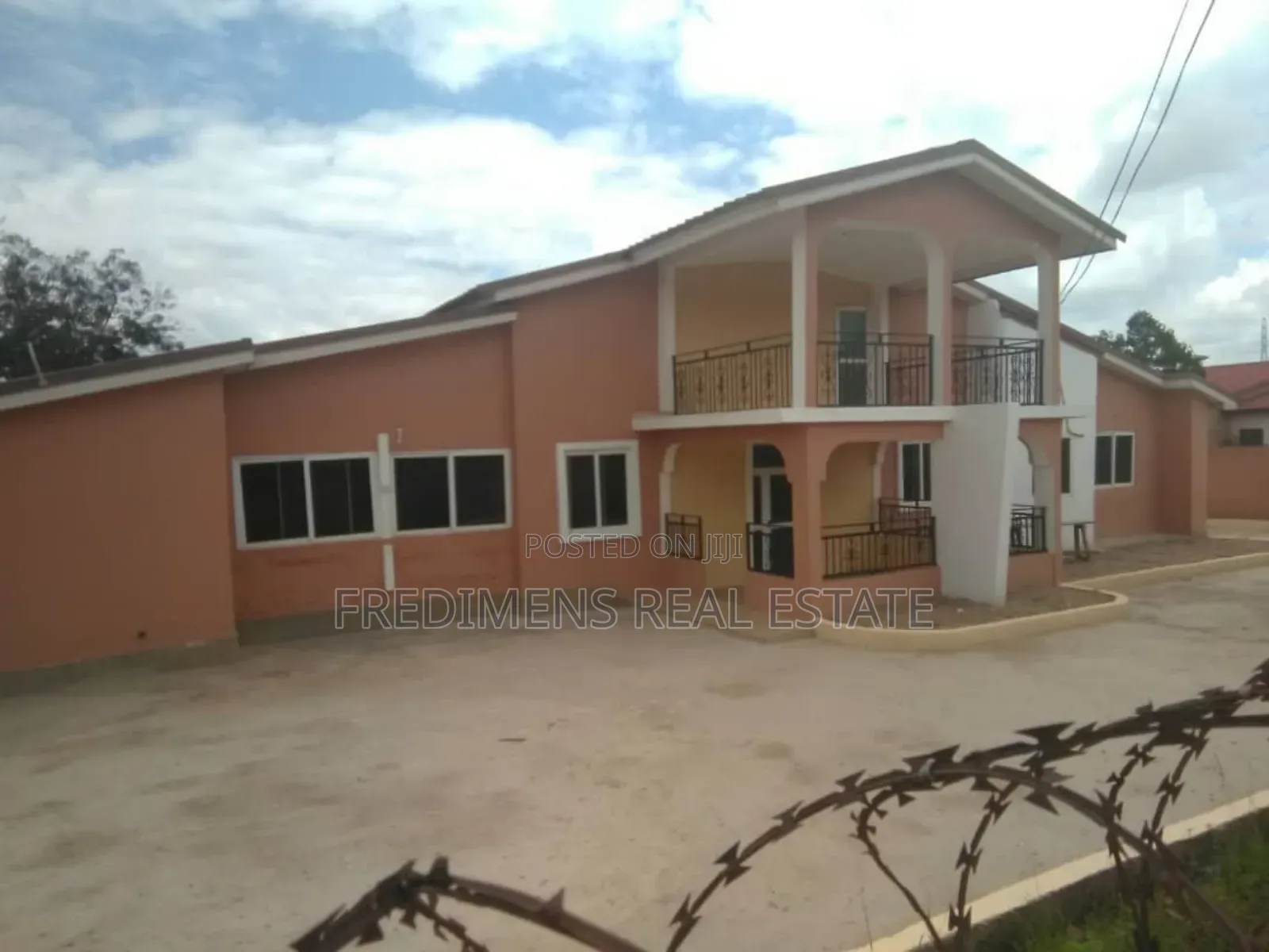 8bdrm House in Fredimens Real, Kumasi Metropolitan for sale