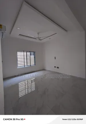 5bdrm House in Lakeside, Accra Metropolitan for sale