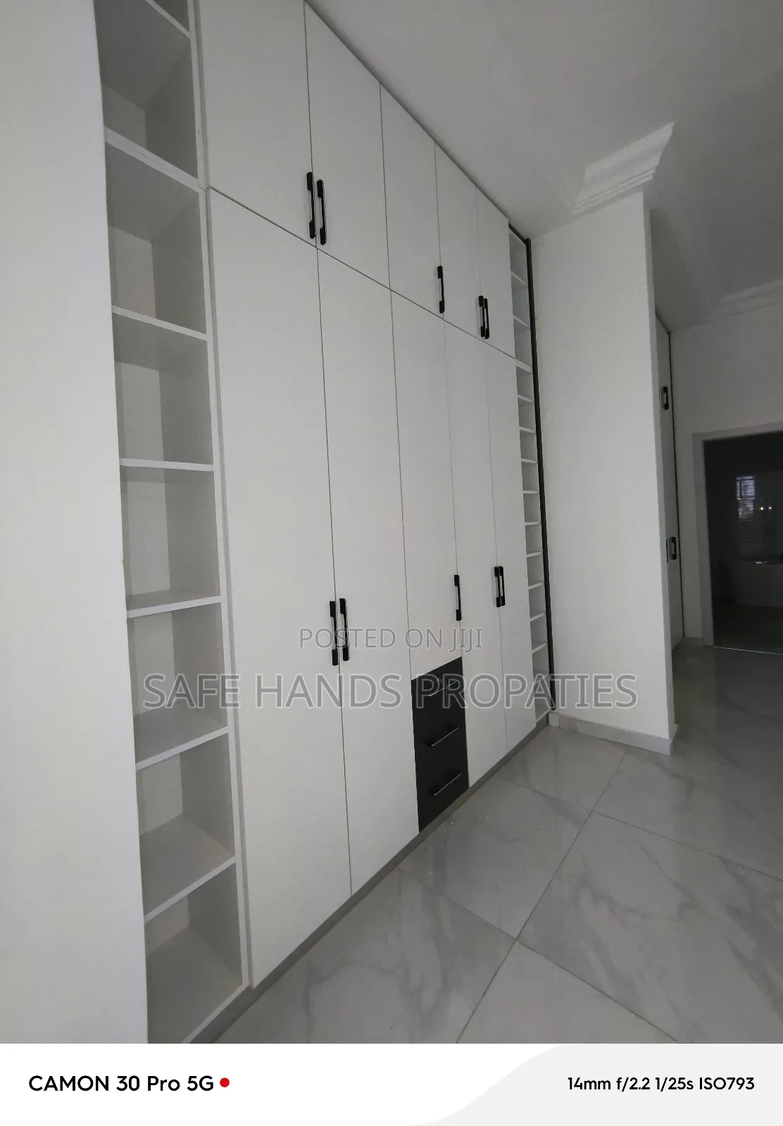 5bdrm House in Lakeside, Accra Metropolitan for sale