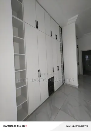 5bdrm House in Lakeside, Accra Metropolitan for sale