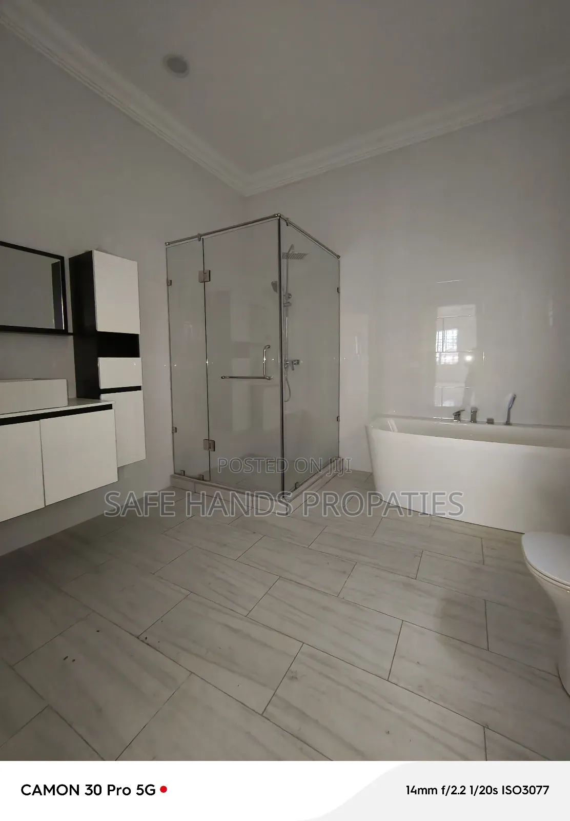 5bdrm House in Lakeside, Accra Metropolitan for sale