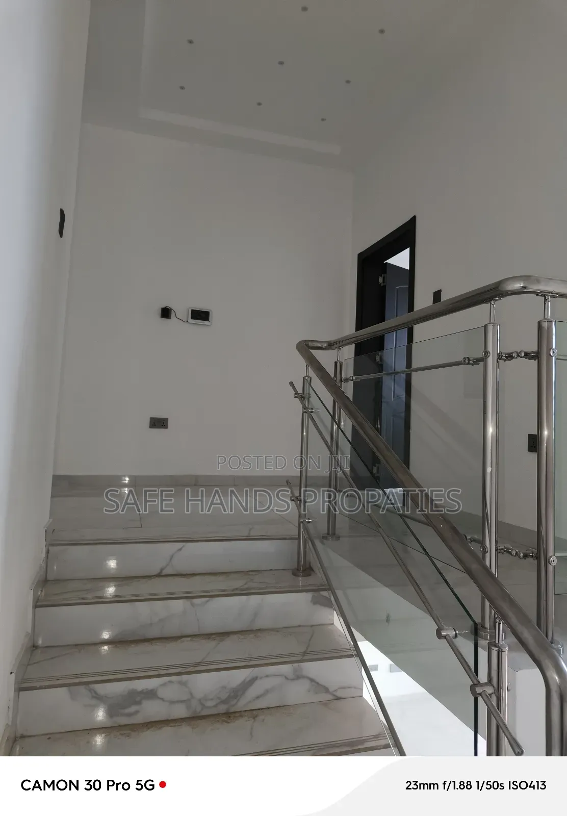 5bdrm House in Lakeside, Accra Metropolitan for sale