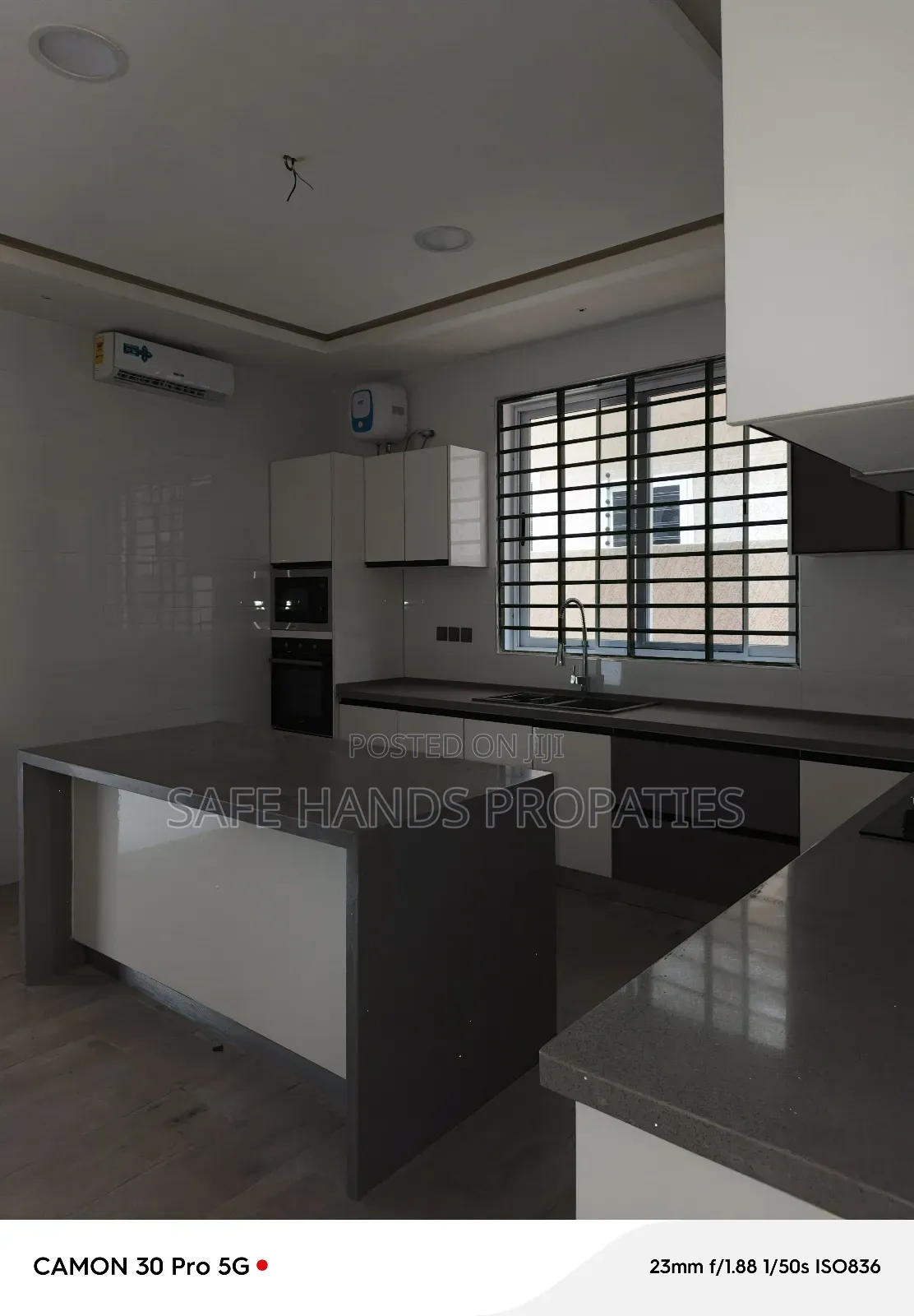 5bdrm House in Lakeside, Accra Metropolitan for sale